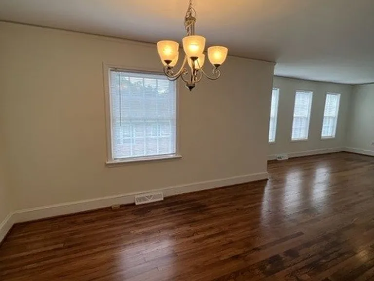 3 Bedroom 1.5 Bath Home Family Room, Living Room and Dining Room! - Eastside of Greenville — Photo 5