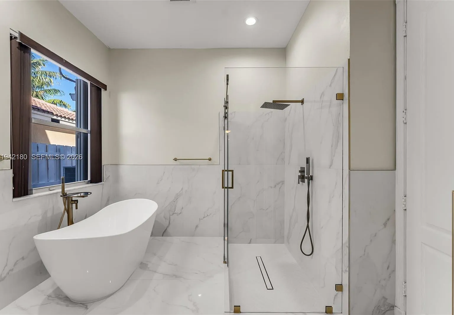 4 bed, 2.0 bath, 2381 sqft, $3,500 — Photo 3