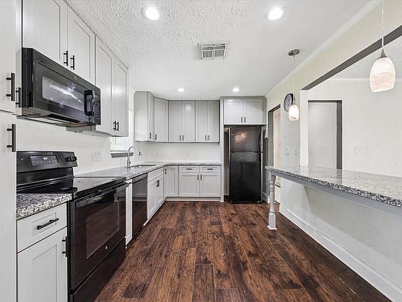 4th image of 611 Marleen St