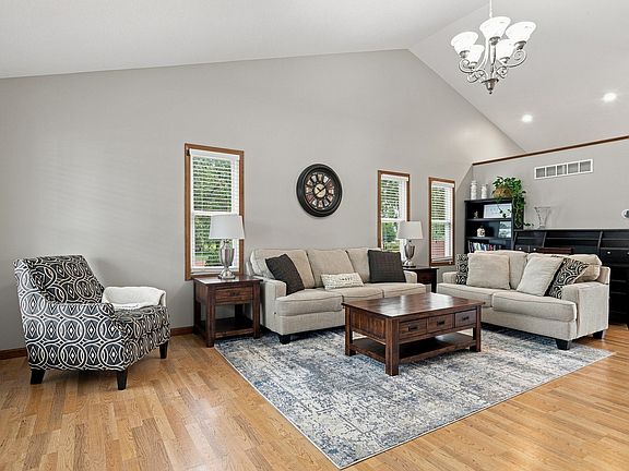 5th image of 910 25th Avenue Ct