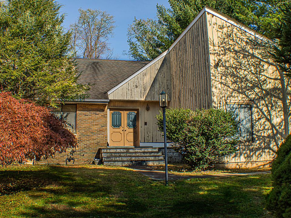 1st image of 2 Crestview Dr