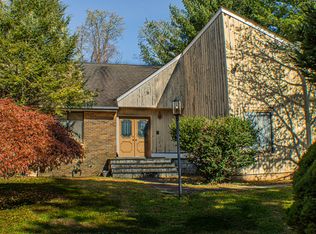 2 Crestview Dr, Pleasantville, NY 10570