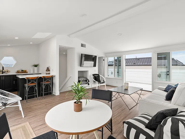 709 W Balboa Blvd — Photo 43