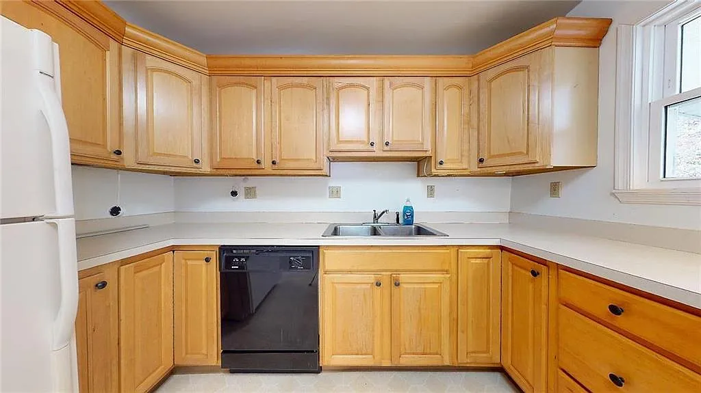 3 bed, 1125 sqft, $2,300 — Photo 4