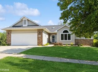 916 Duck Creek Dr, Iowa City, IA 52246