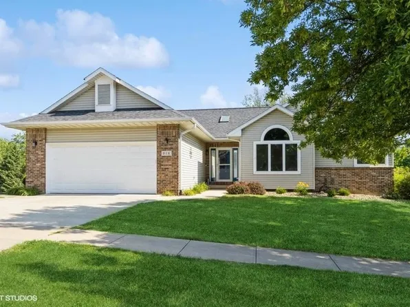 916 Duck Creek Dr, Iowa City, IA 52246