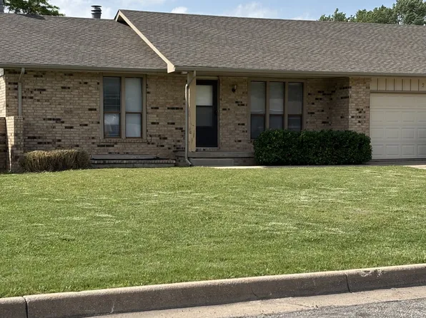 2108 S White Oak Cir, Wichita, KS 67207