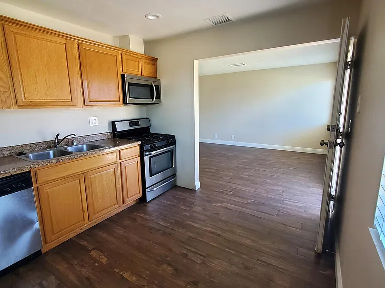 33670 Avenue C — Photo 5