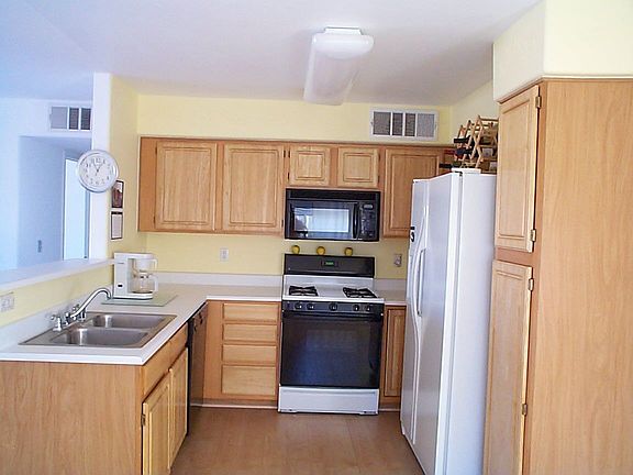 Kitchen well maintained,New Dishwasher, and Sink 