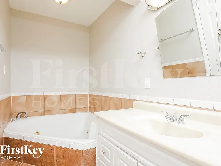 1689 Cedro Ave — Photo 8