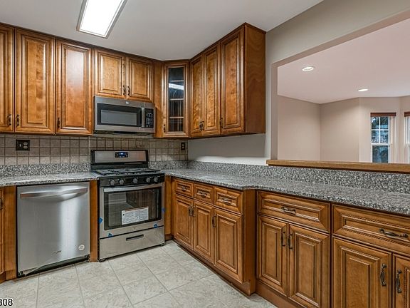 5th image of 293 Greenfield Rd