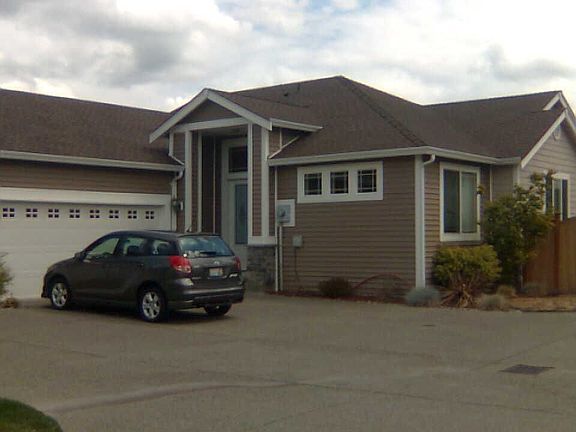townhouse w/ 2 car garage