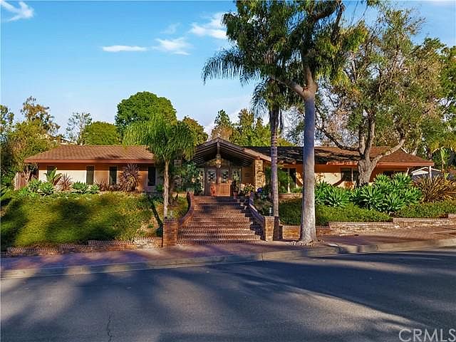 1st image of 28 Aurora Dr