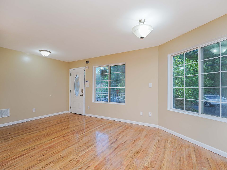 1st image of 131 Barry St Floor 1