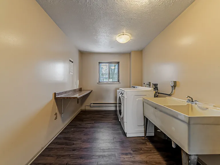 Hallwood Manor Apartments — Photo 25
