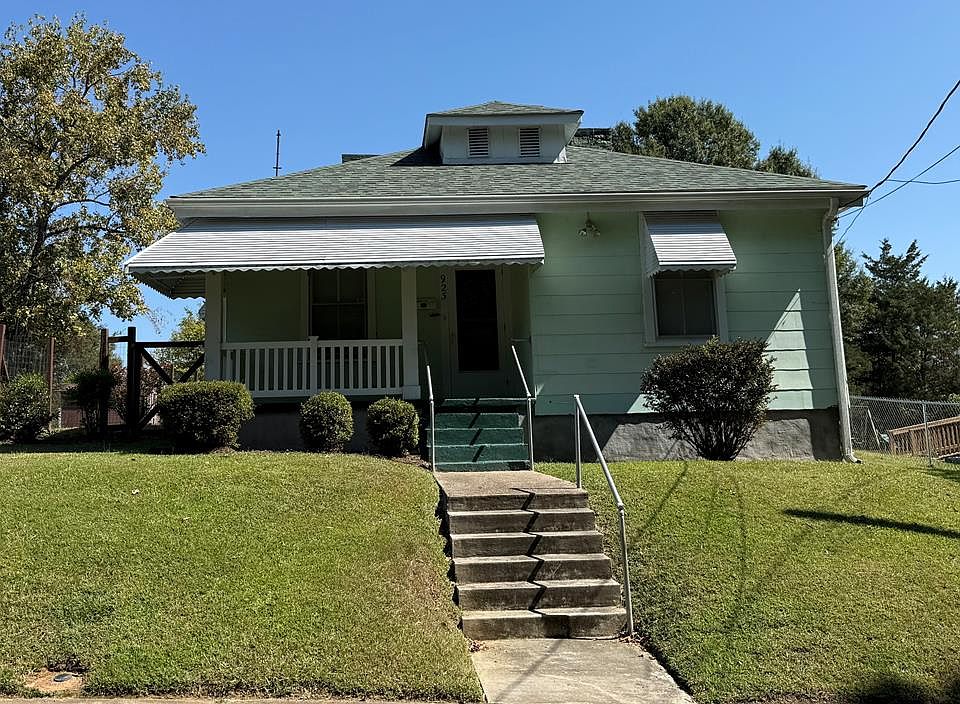 1st image of 923 Riverview St