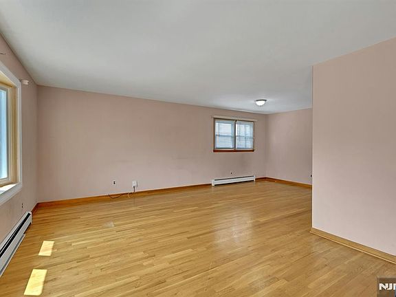 5th image of 502 Cross St