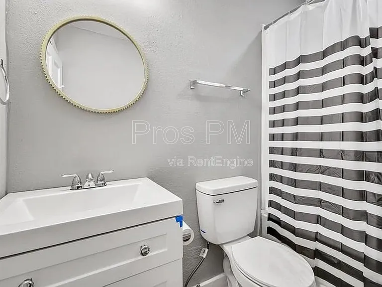 216 E Division St — Photo 14