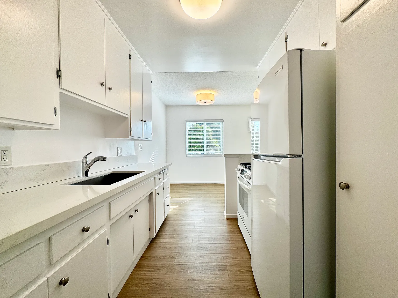 1050 N Stanley Ave — Photo 2