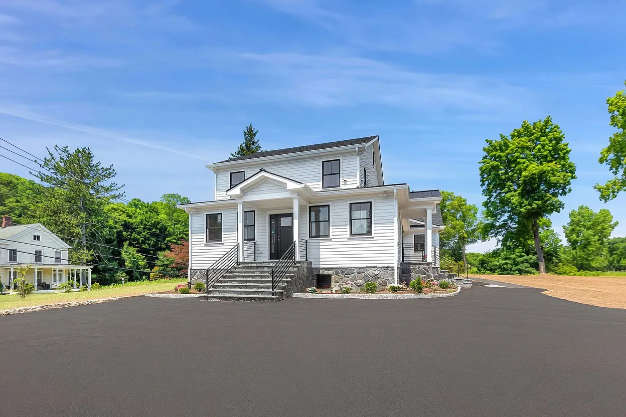 3 bed, 2.5 bath, 1900 sqft, $5,200 — Photo 1
