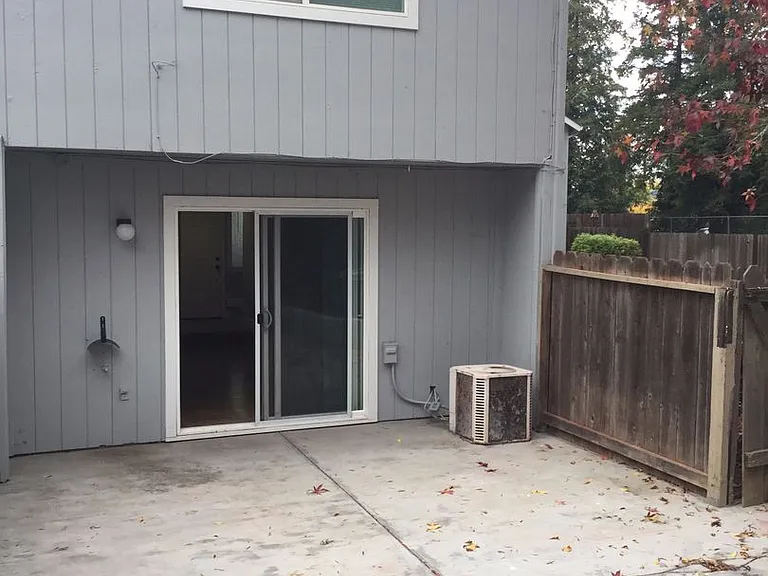 2 Bedroom / 1 Bathroom Townhome in Bay Point — Photo 12