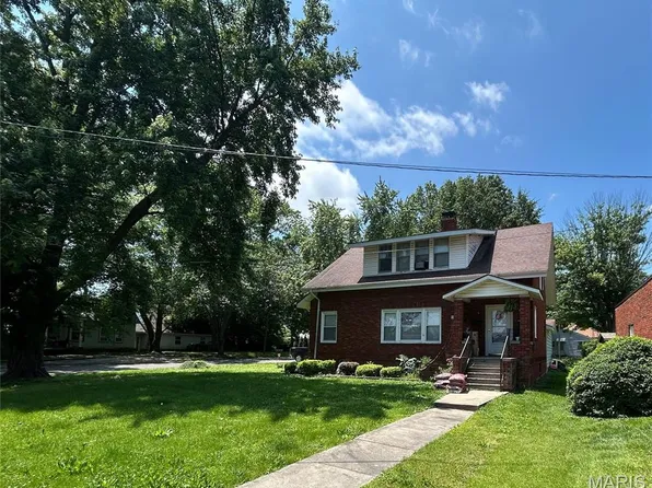 733 S 6th St, Carrollton, IL 62016