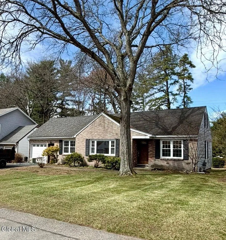2 bed, 1.0 bath, 1090 sqft, $2,400 — Photo 1