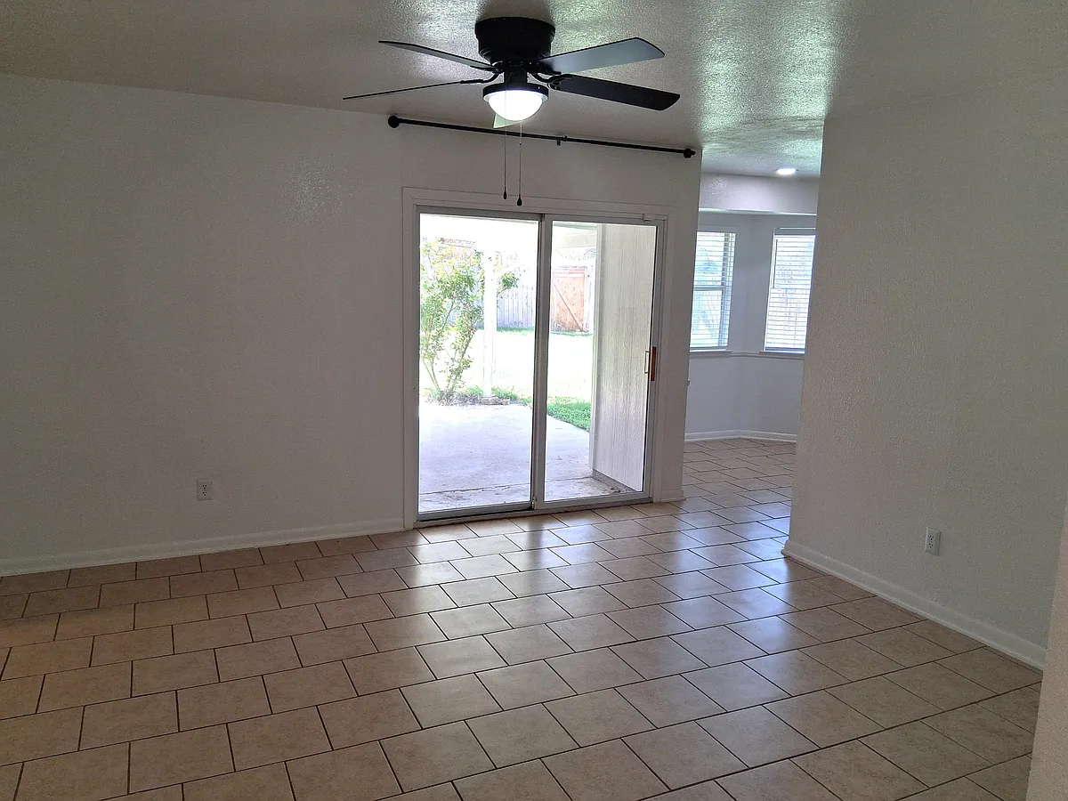 Living Area (1) - 418 Cottonwood Dr