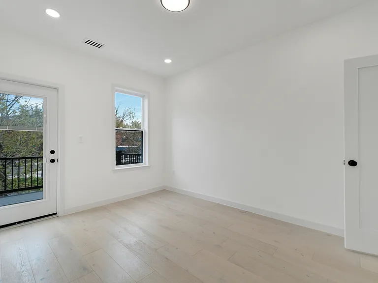 913 L St NE — Photo 30