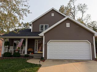 5051 Willowbend Rd NE, Cedar Rapids, IA 52411