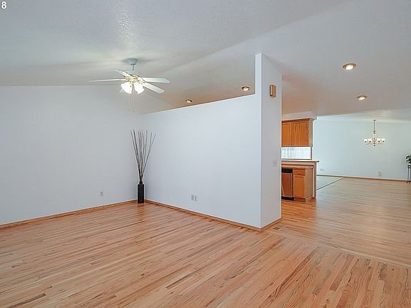 4th image of 785 SE 40th Ct