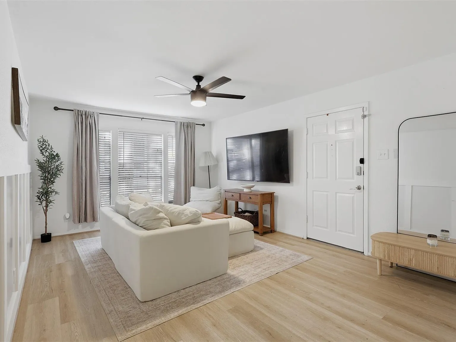 2 bed, 2.0 bath, 930 sqft, $2,800 — Photo 3
