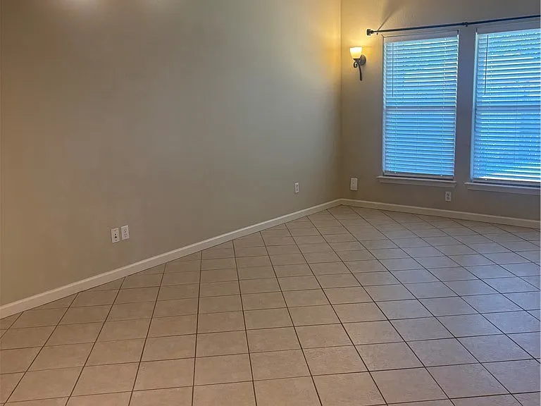 931 Moore Ave — Photo 8