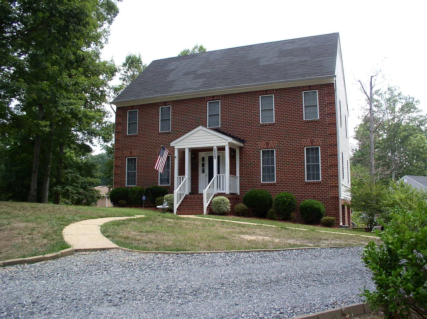 Brick Colonial with unfinished basement and attached garage — Photo 3