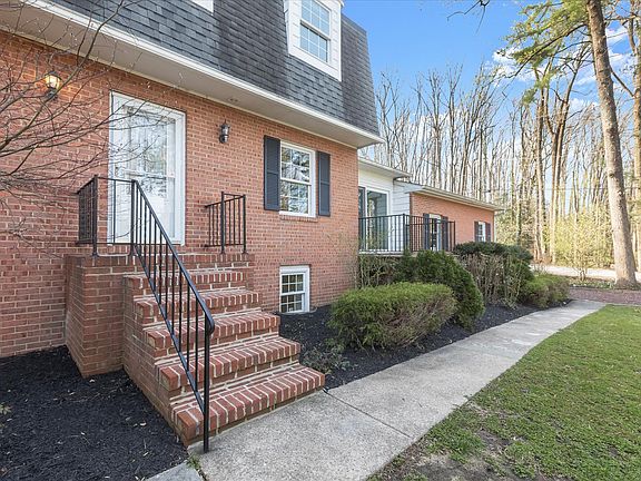 4th image of 326 Edgewater Rd