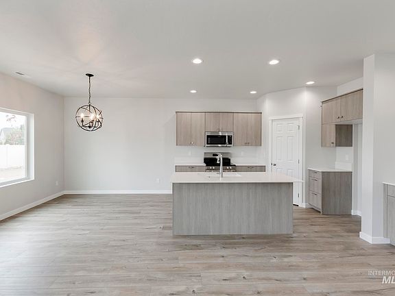 4th image of 608 W Snowy Owl St