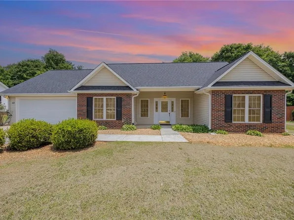 169 Charleston Ridge Dr, Mocksville, NC 27028