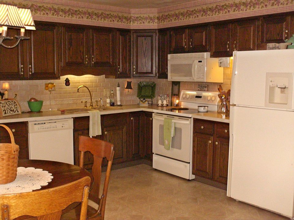 eat-in kitchen