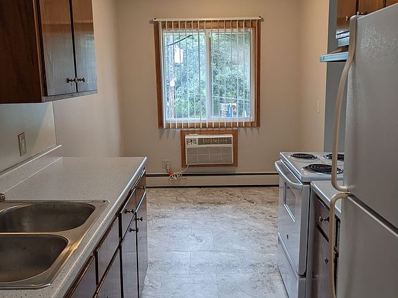 3rd image of 415 74th Ave NE #204