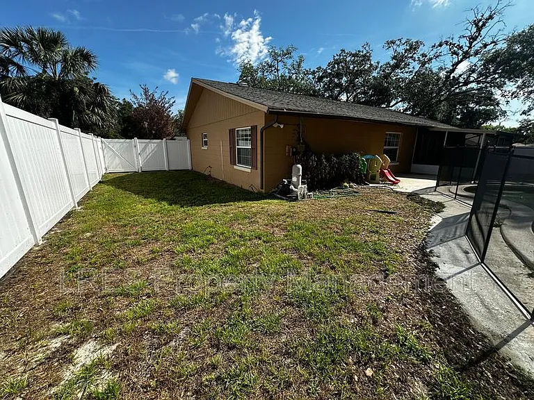 910 Sycamore Ln — Photo 29
