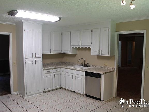 3rd image of 713 Barefoot St