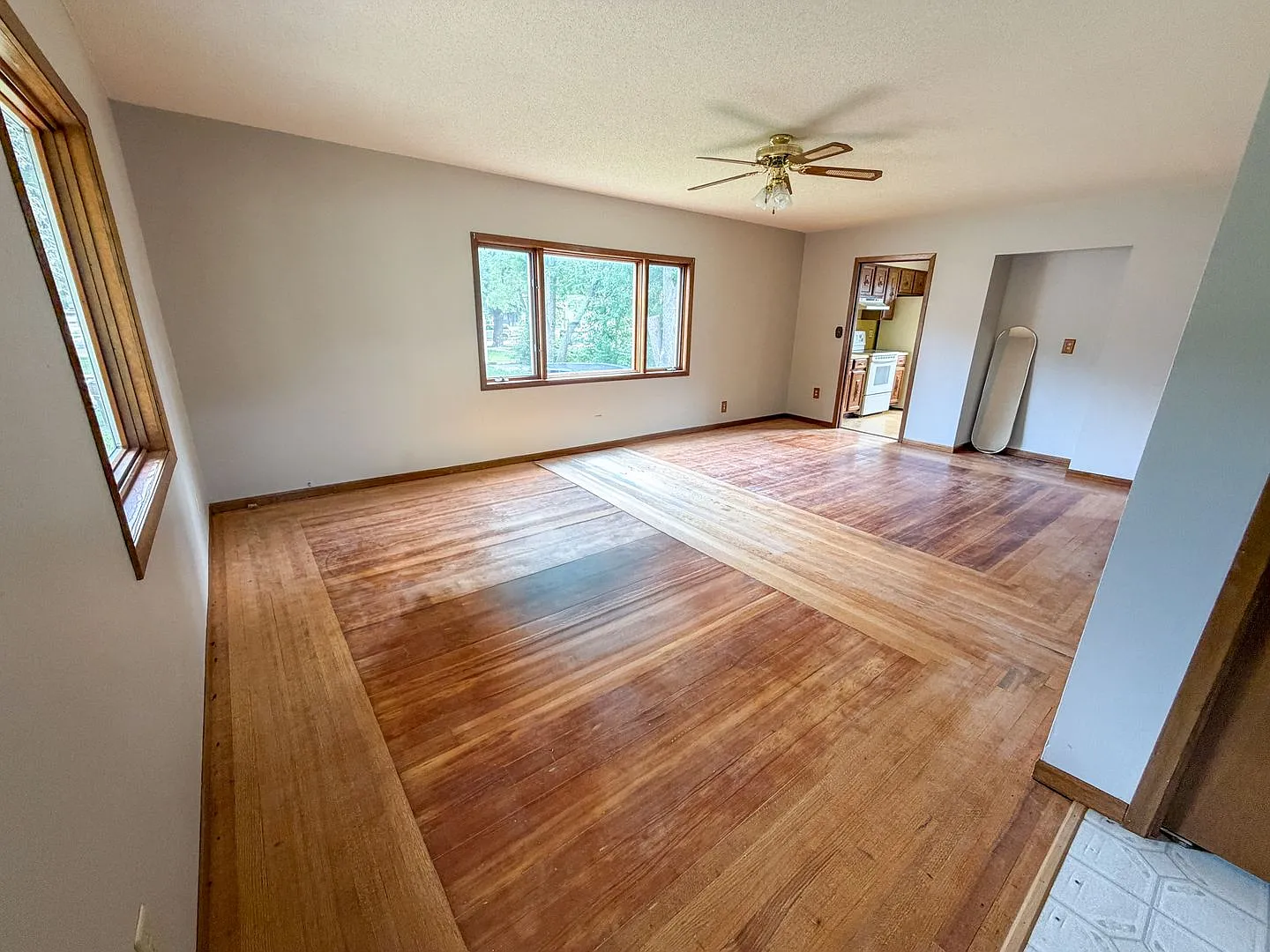609 N Edmunds- 4 bedroom, 1.5 bathroom house with a large garage, off street parking and central AC. — Photo 2