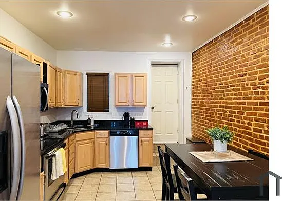 208 N Port St — Photo 15