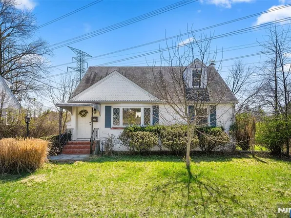 136 Catherine Ave, Mahwah, NJ 07430