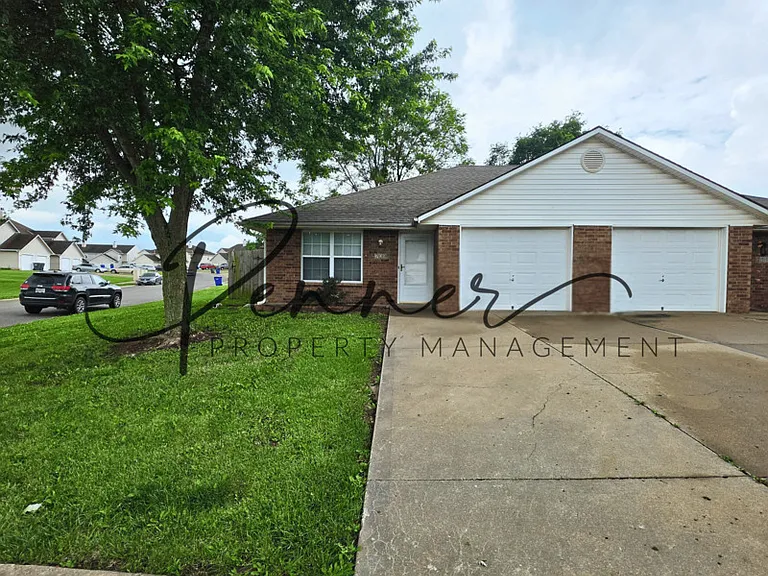 209 NW Woodbury Dr — Photo 1
