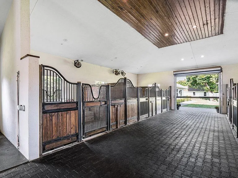 1382 Clydesdale Ave — Photo 15