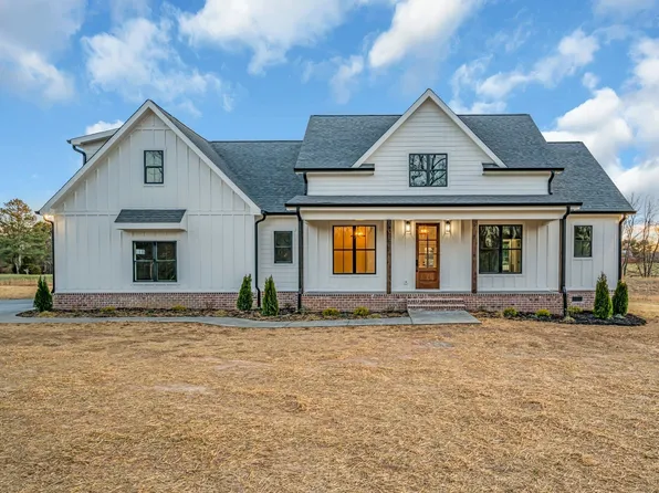2246 Hogan Rd, Burns, TN 37029
