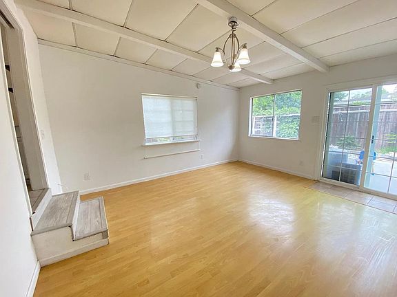 3rd image of 638 N Bayview Ave