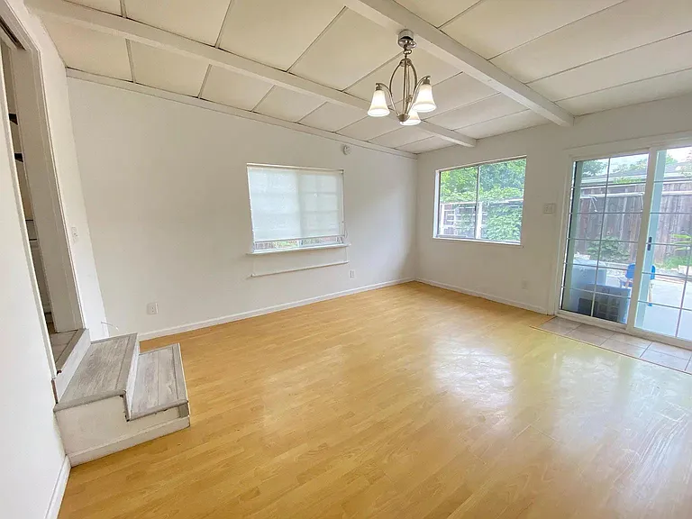 638 N Bayview Ave — Photo 3