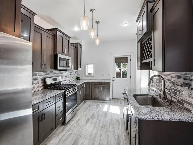 339 E Chestnut St — Photo 8